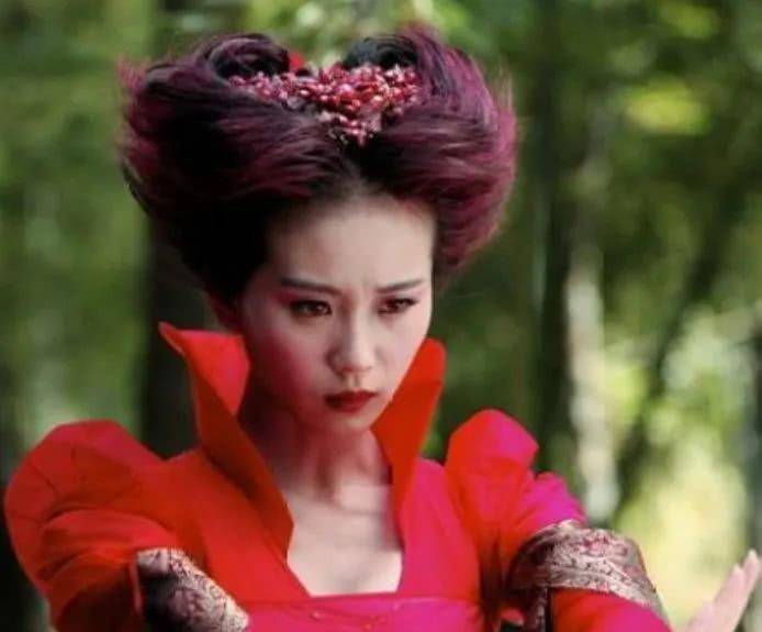 黑化是个技术活,刘诗诗靠一条眼线,而它她用一个空气刘海稳赢_杨紫