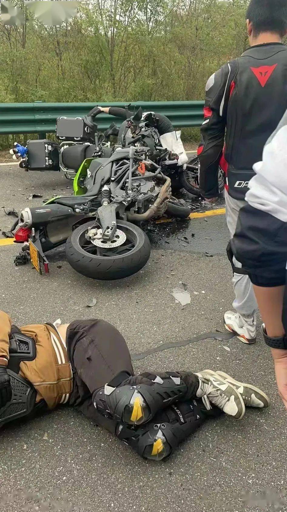 泰国摩托车车祸头掉了图片