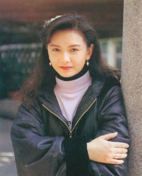 54岁曾华倩晒自拍,曾和梁朝伟在一起6年,气质不输刘嘉玲_林肇基_评论