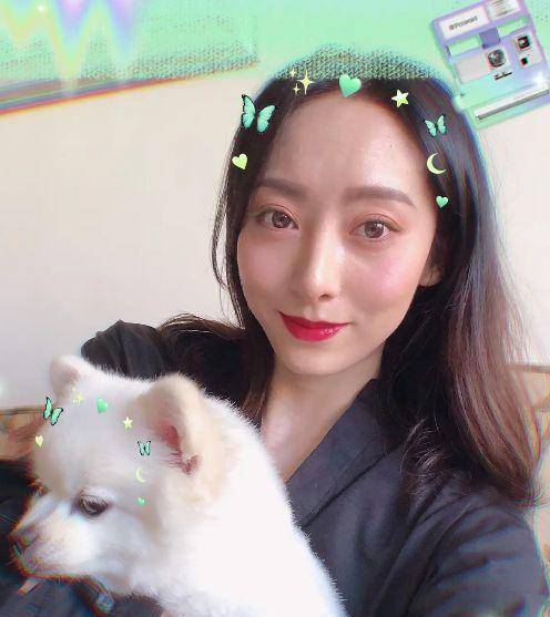 不过成名后的她却改名为鄂靖文,之前她都是以鄂博的名字参加综艺节目