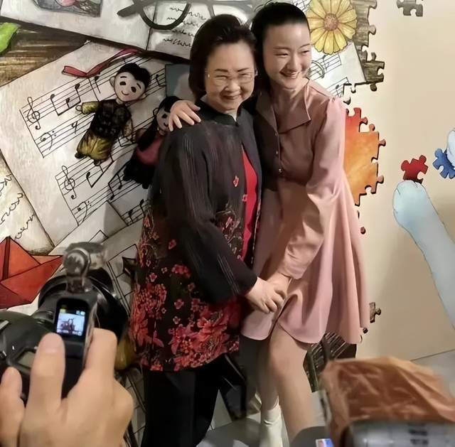 84岁琼瑶和家人罕见同框,穿花衬衫时尚有气质,神采奕奕状态真好_阿姨