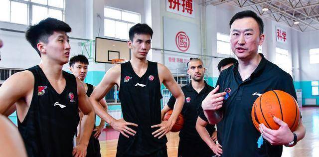 杨鸣刘维伟正面刚,扣篮王缺席,首发变阵,冲击3连胜_青岛队_比赛_辽篮