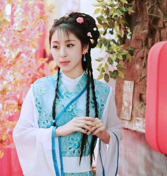 她所唱的《千古美人》更是在电视网星光大道视频点播量排行榜位列首位