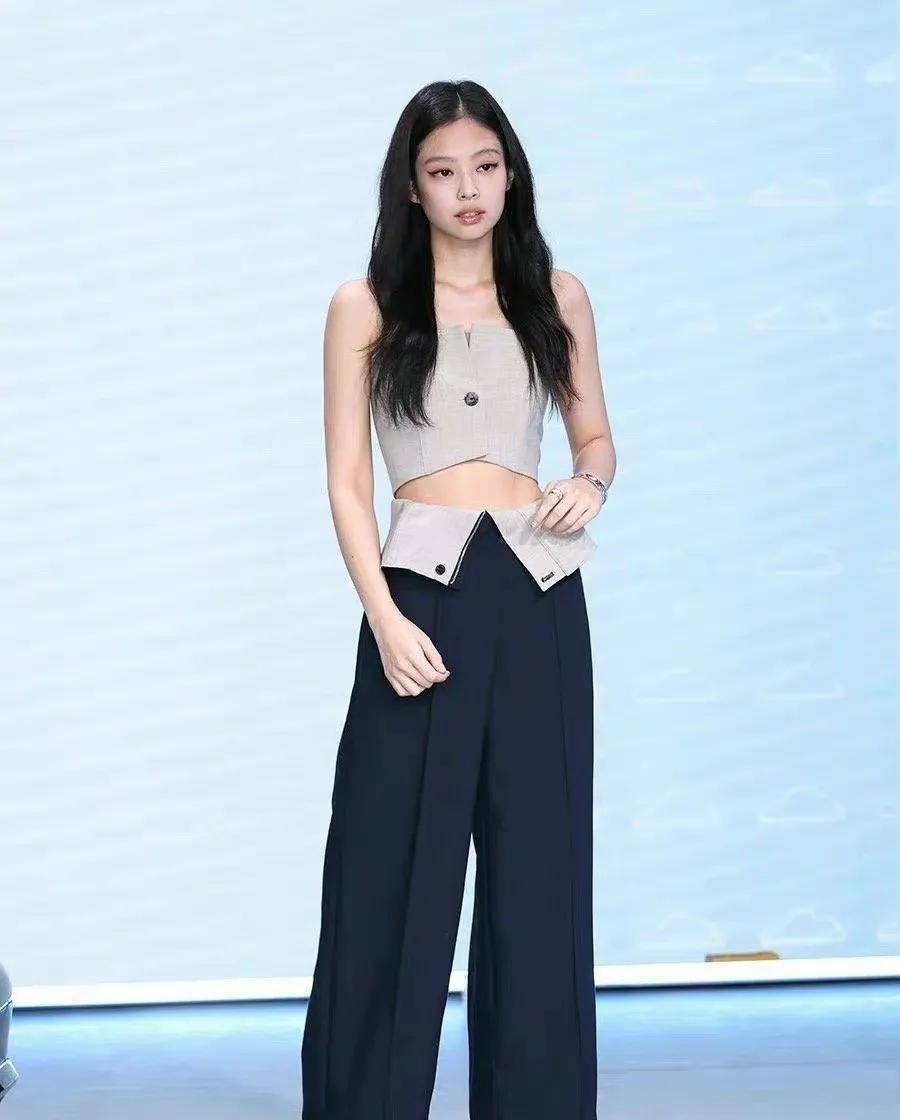 金智妮的身材比例真棒,穿抹胸配高腰裤气场十足,又美又酷_上衣_造型