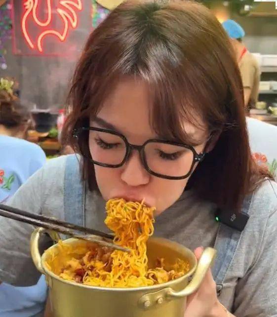 浪胃仙现整容"后遗症",挑染银发烫大卷,穿粉色上衣显少女_平台_视频