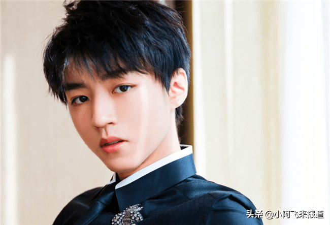 因挡住身后的小鲜肉,在机场被一把推开_张国强_唐国强_王俊凯