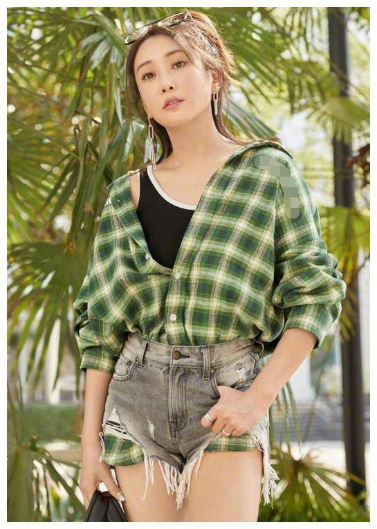 杜若溪这次穿的也很有个性.她把长格子衬衫塞进牛仔短裤里.