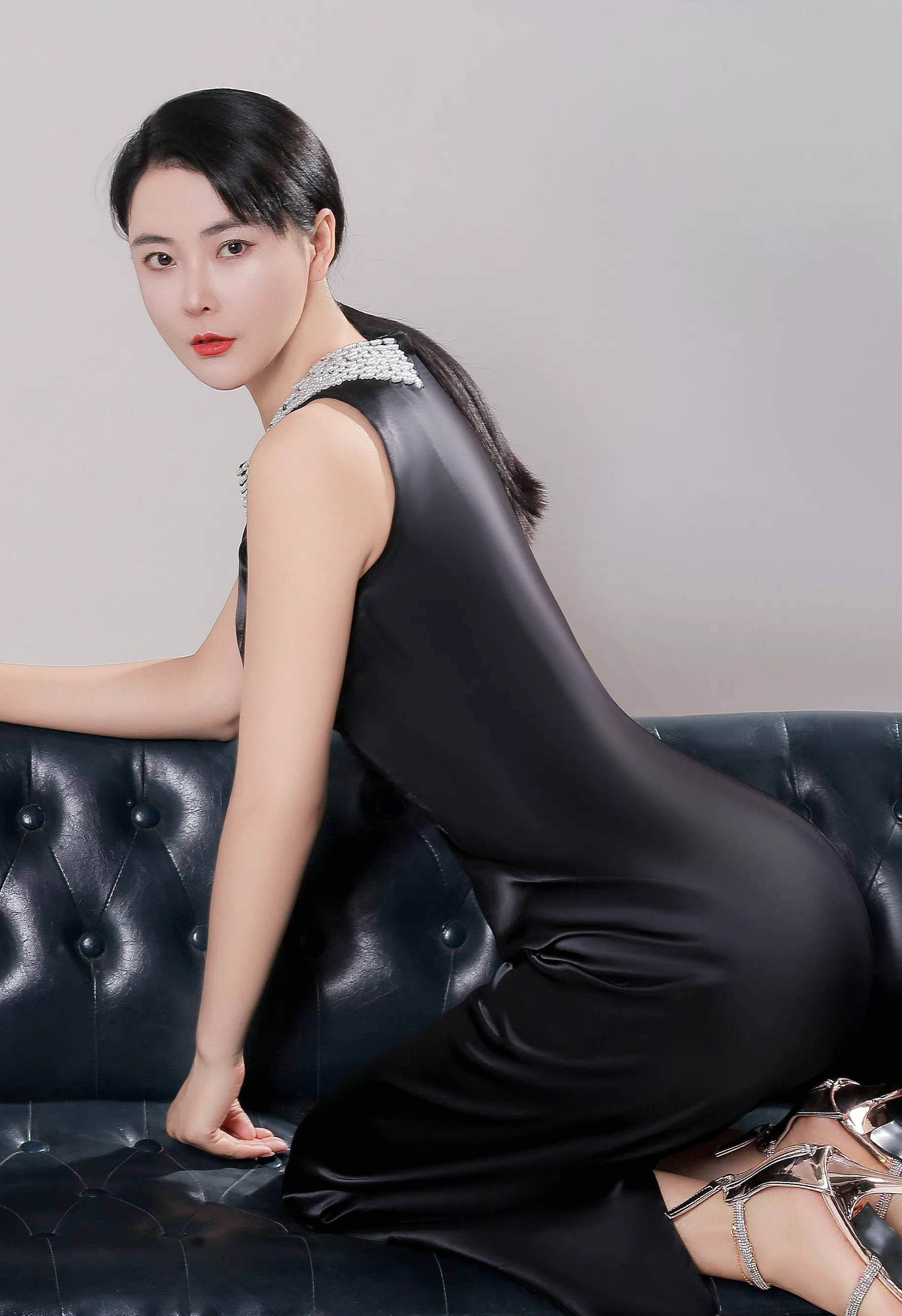 亚洲小姐冠军吴丹分享两款衣服写真,却有不同的美丽效果