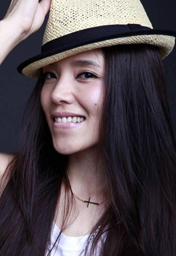 出道22年不红,33岁痛失丈夫,如今42岁不演戏专陪女儿_李佳璇_学长