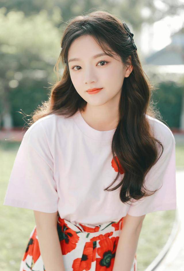 22岁美少女任敏晒时尚,在水下游泳素颜好漂亮,清冷气质扑面而来_女孩