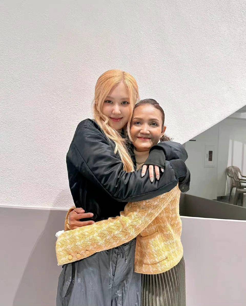 lisa妈妈观看blackpink演唱会,与每位成员拥抱合影,妈妈颜值高_首尔
