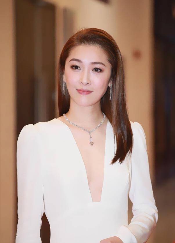香港新生代女神周丽淇,颜值如玉身材姣好,复古港风优雅迷人_风格_服装