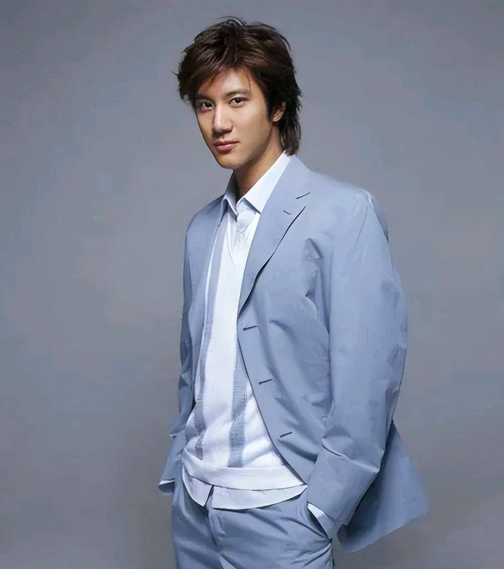 46岁王力宏邋遢出现在街头,失去所有,头发过肩像流浪汉_李静蕾_孩子