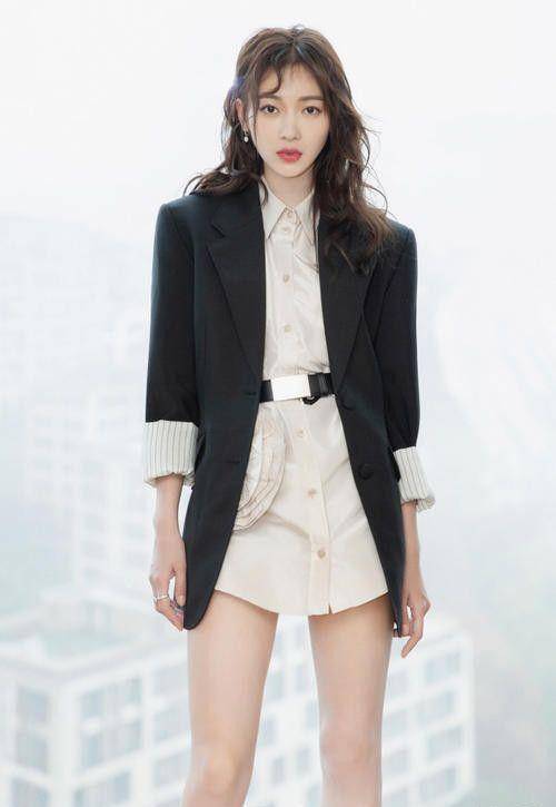 吴谨言穿宽松衣服都不显胖,再加上阔腿裤的修饰,更