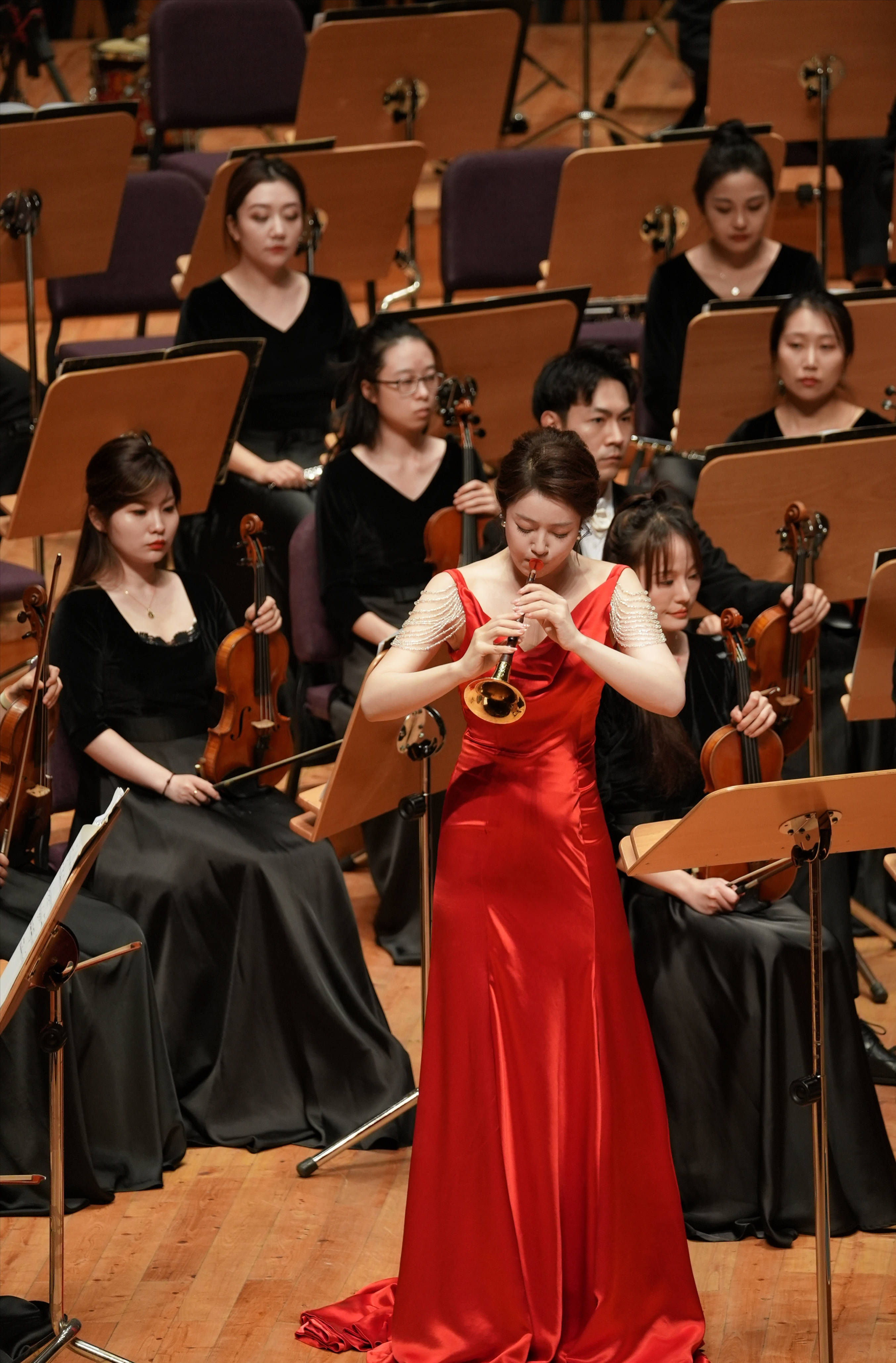 一脚在传统一脚在现代,刘雯雯唢呐协奏曲《一枝花》有何新意