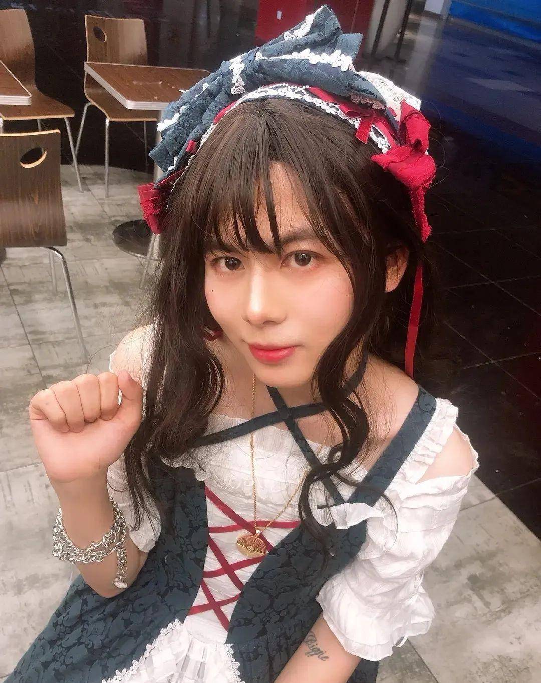 小精灵这边带着活死人成员排队给正在上大号的法老送纸,边递纸边说"