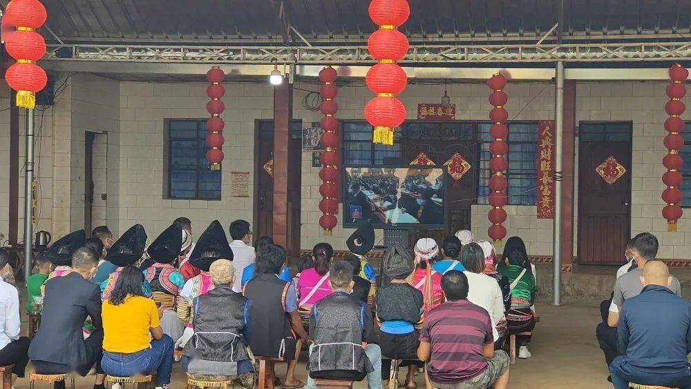 镇康县司法局工作人员到南伞镇白岩村皮匠寨自然村,同苗族群众一同