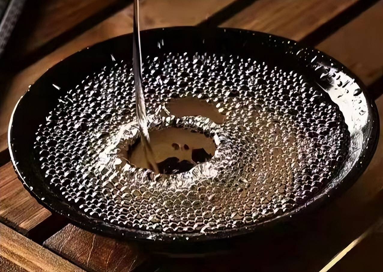 香味芳香纯正,酒体澄澈而醇厚,倒酒的时候就能看到细腻流畅的酒线