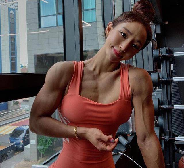 国外健美女星许一瑾,身材紧致凹凸有型,清纯小脸更显迷人魅力