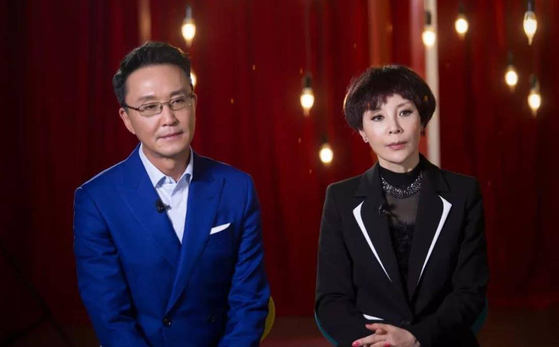 "达康书记"吴刚妻子,与23岁儿子接吻引热议,网友:儿大不避母_孩子