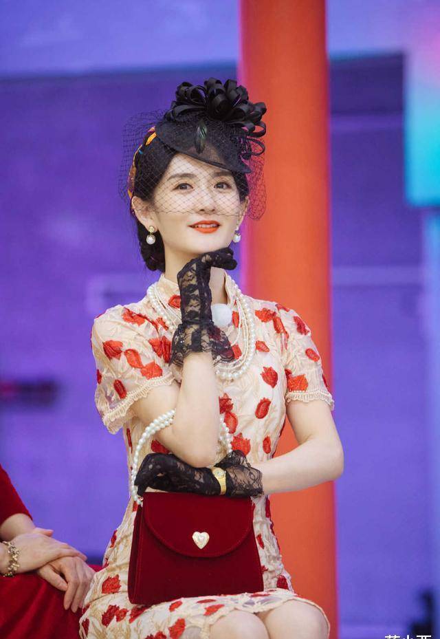 谢娜难得"招摇"一回,穿蓝色"人鱼裙"高调亮相,存在感太强了_连衣裙