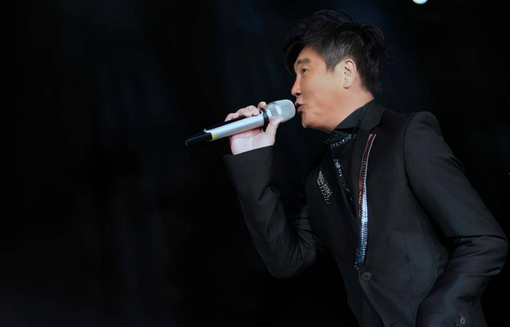 51岁的他慢慢的有了变化,不仅仅是岁月爬上了脸庞,头部的白头发也清晰