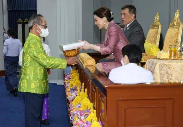 70岁泰王目光发狠，心思都放在诗妮娜身上，苏提达王后地位不保