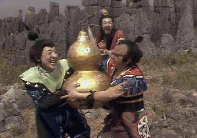 一个是金角大王,一个是银角大王,在平顶山莲花洞等候唐僧取经到来