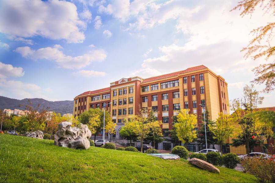 寻找山东最美大学16青岛科技大学王庆波等:《最美行政楼》_参赛