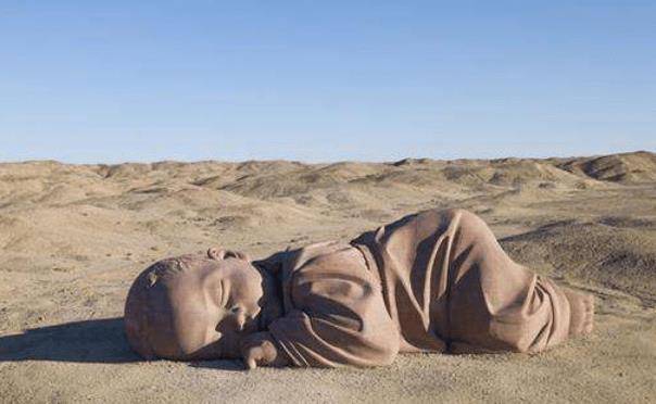 甘肃沙漠上躺了个“巨婴”，独自沉睡数年，模样可爱惹人心疼