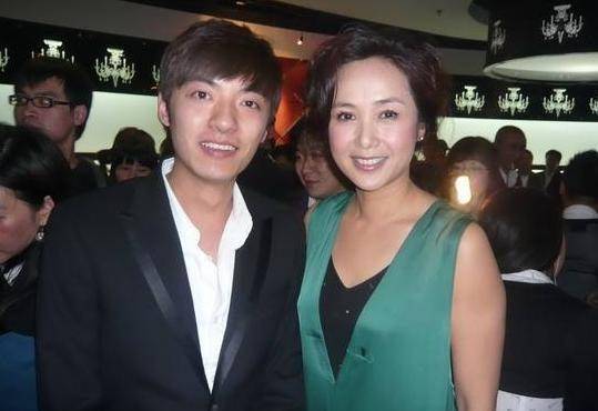 蒋雯丽儿子近照曝光,高高瘦瘦像极父亲,出生在国外至今未出道_顾和