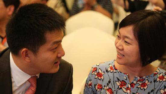 44岁常昊与52岁妻子张璇在家锻炼,房子布置雅致,结婚22年仍恩爱_围棋