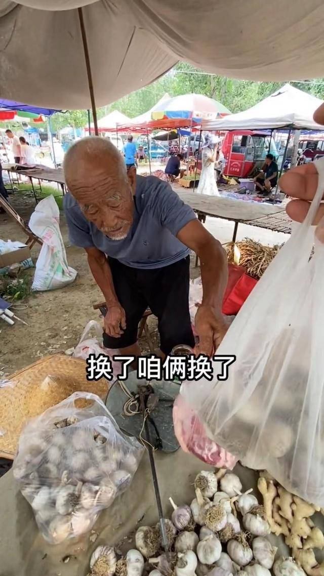 78岁白叟卖菜，早饭只吃煎饼咸菜，网友：我们长大的意义在哪里？