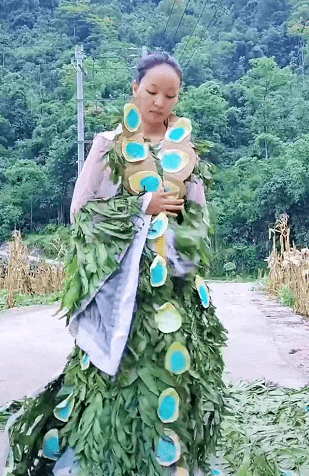 广西一女子用化肥袋,玉米叶做衣服!堪比时装秀_过服装设计_作品_视频