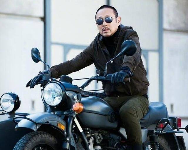 为什么陈道明地位这么高?爱批评人,不怕得罪冯小刚