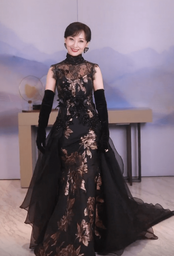 70岁赵雅芝:玩滑板篮球赛车,生3个儿子身材仍不变样,活成女王_生活_穿