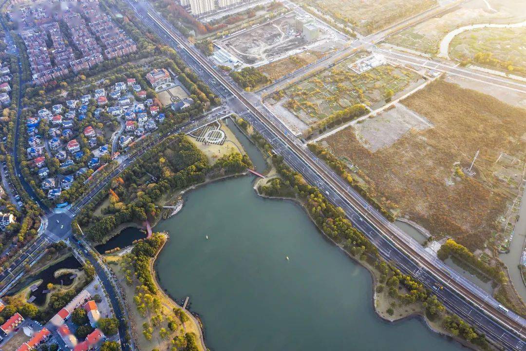 右侧空地位置↓美兰湖中央公园,坐落于宝山区罗店镇,与美兰湖仅隔了一