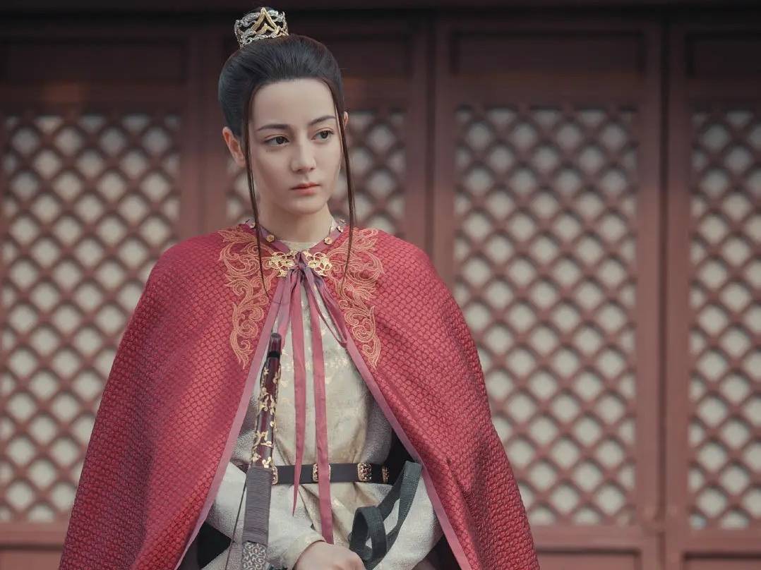 热巴新剧造型引热议,两撮刘海显脸长,跟赵露思对比差距大_电视剧_观众