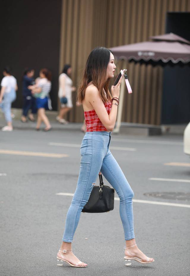 穿搭个性十足的破洞牛仔裤,搭配水晶高跟凉鞋,简单大方又显高级感