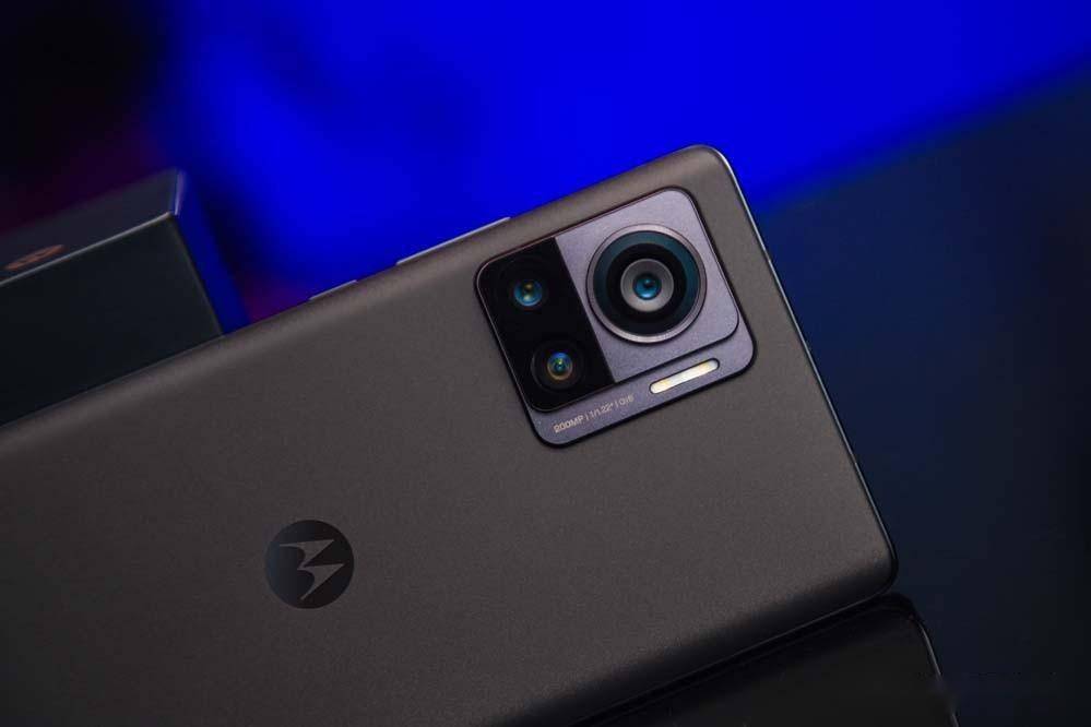 集齐各种顶尖配置,比如处理器是安卓现在最好的骁龙8 ,给摩托罗拉moto