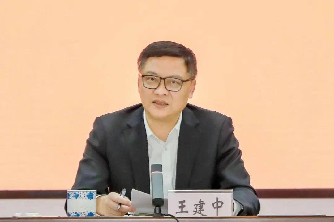 开发区领导董智频,陈俊生,陈伟通,罗政海,王燕伟,蒋樱汇报专班工作