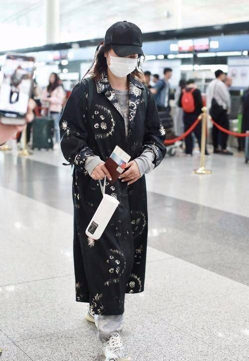 玲花着身高也算不上矮,但穿长裤外套配平地鞋,老是穿着小个子的感觉