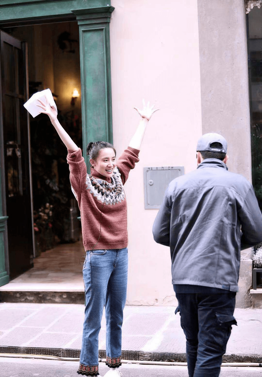 宋佳给粉丝签名还拍照,差点赶不上飞机,穿普通毛衣气质还这么好_照片