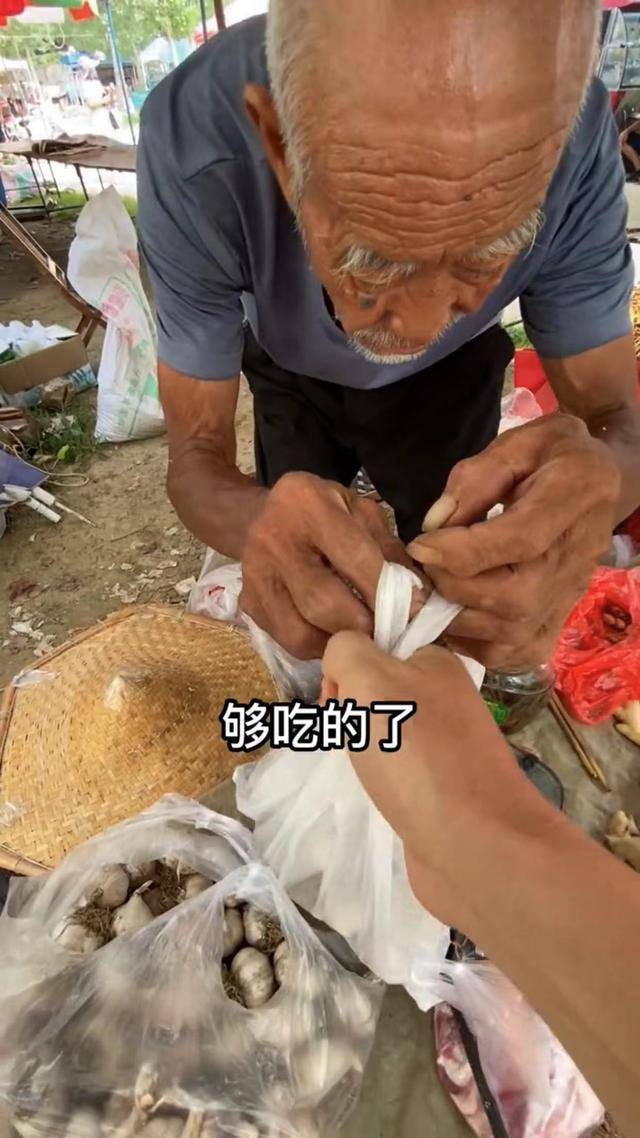 78岁白叟卖菜，早饭只吃煎饼咸菜，网友：我们长大的意义在哪里？