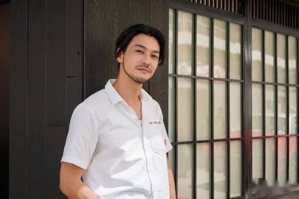 栢天男新剧本色演出饰演靓仔 同吴家忻举伞雨中漫步_搜狐网