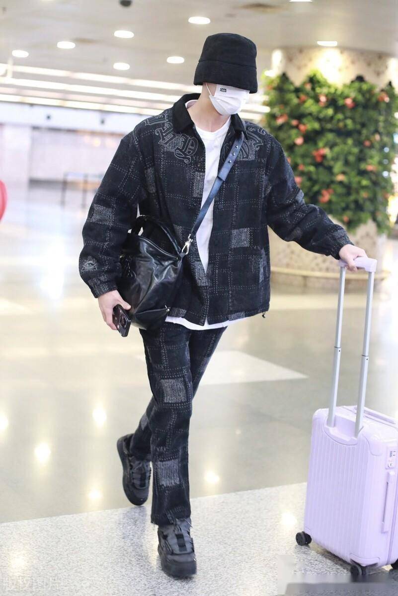 李昀锐最新机场路透照曝光,身穿牛仔套装帅气时尚_牛仔_套装_时尚