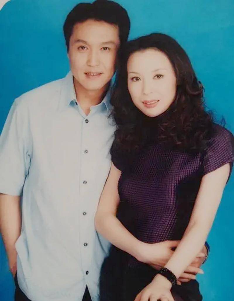 吴刚岳秀清夫妇隔空秀恩爱,两人曾是同班同学,儿子向演艺圈发展_妻子