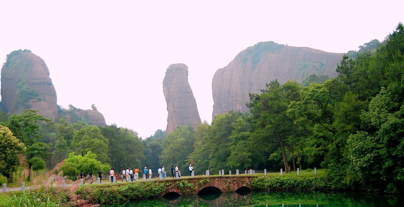 江西龟峰山，表面奇异集儒释道于一身，背后的传说故事更离奇