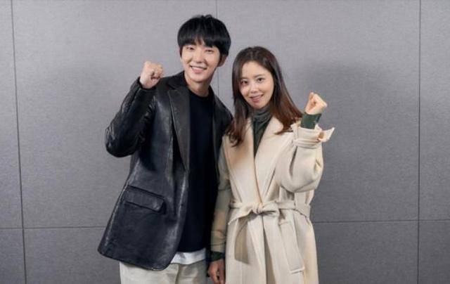 二度合做文彩元，李准基新剧公开研读剧本照，38岁童颜照旧