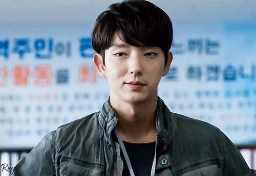 二度合做文彩元，李准基新剧公开研读剧本照，38岁童颜照旧